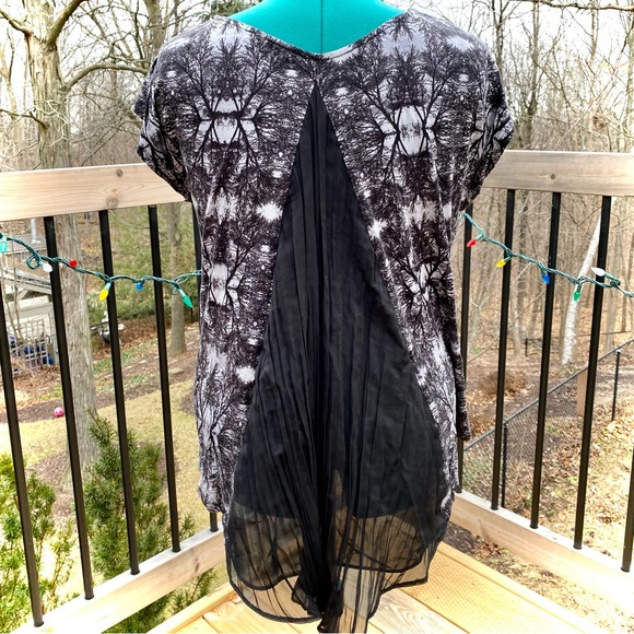 2for$25 OASIS Black & Grey T-Shirt with Ruffle Back - Picture 2 of 9